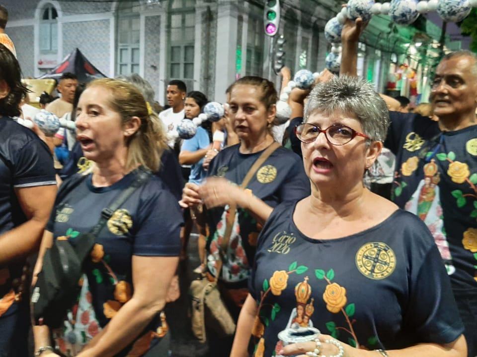 Família de Belém leva 'terço gigante' durante a Trasladação